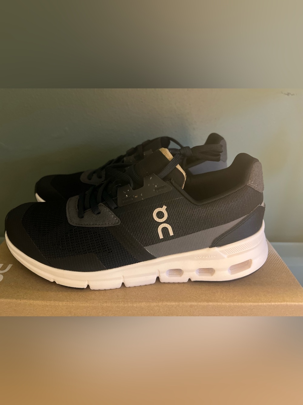 On Running Clouddrift women’s Running Shoes in Black/white size 6.5